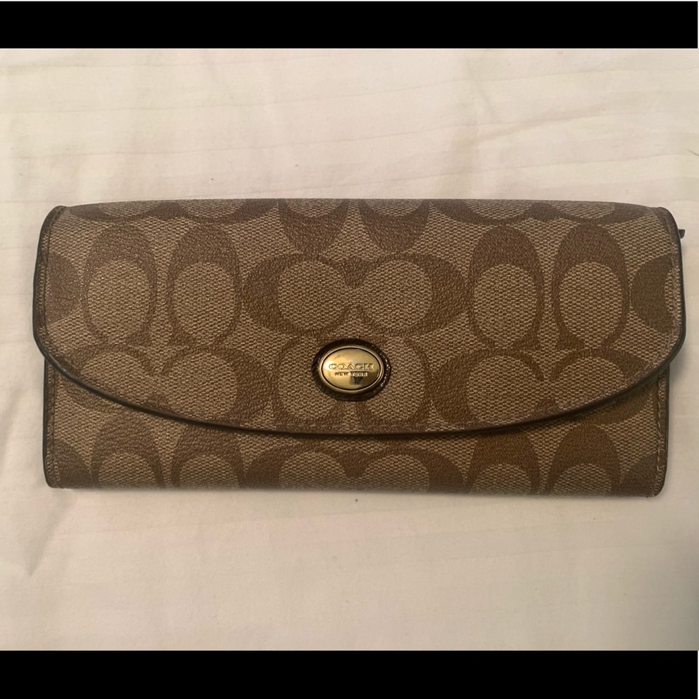 Coach signature wallet very nice and perfect size 🙌🏻